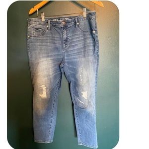 Ava and Viv cropped power stretch distressed jeans 14w